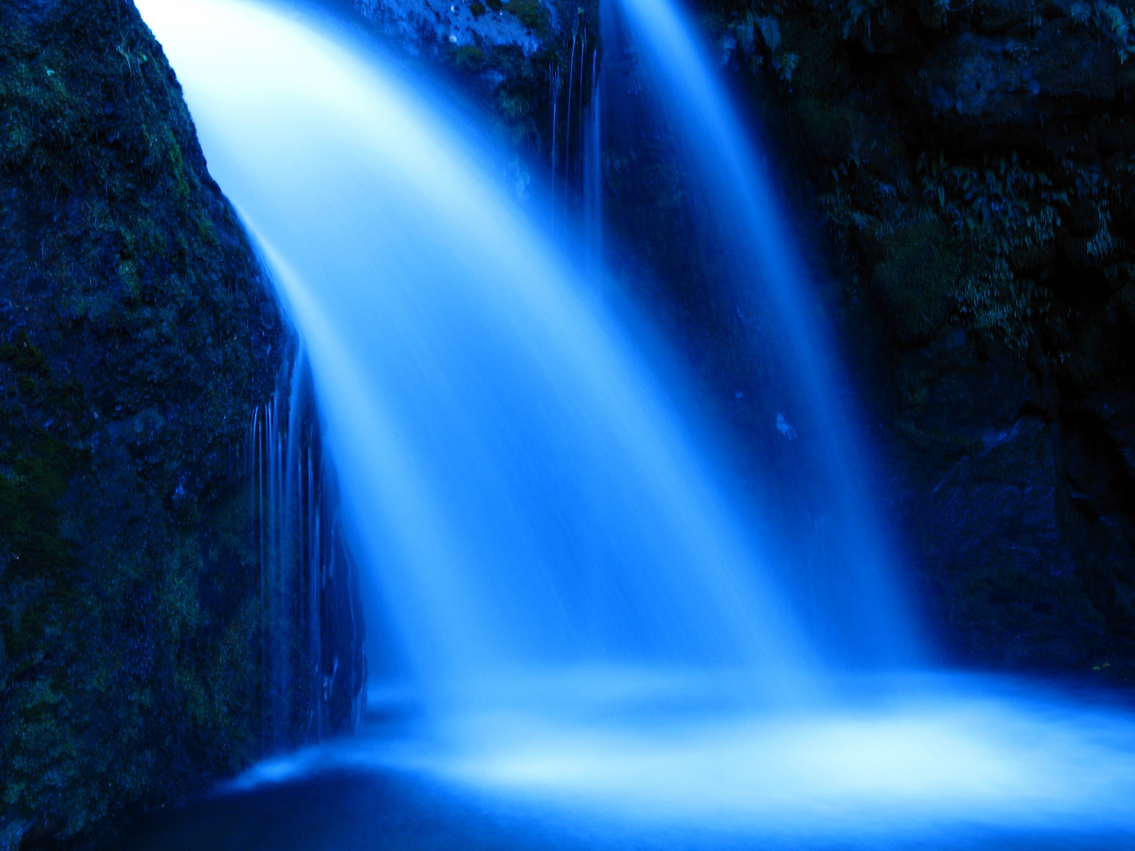 蓝色的瀑布，如丝如布的流水，高清图片免费商用下载