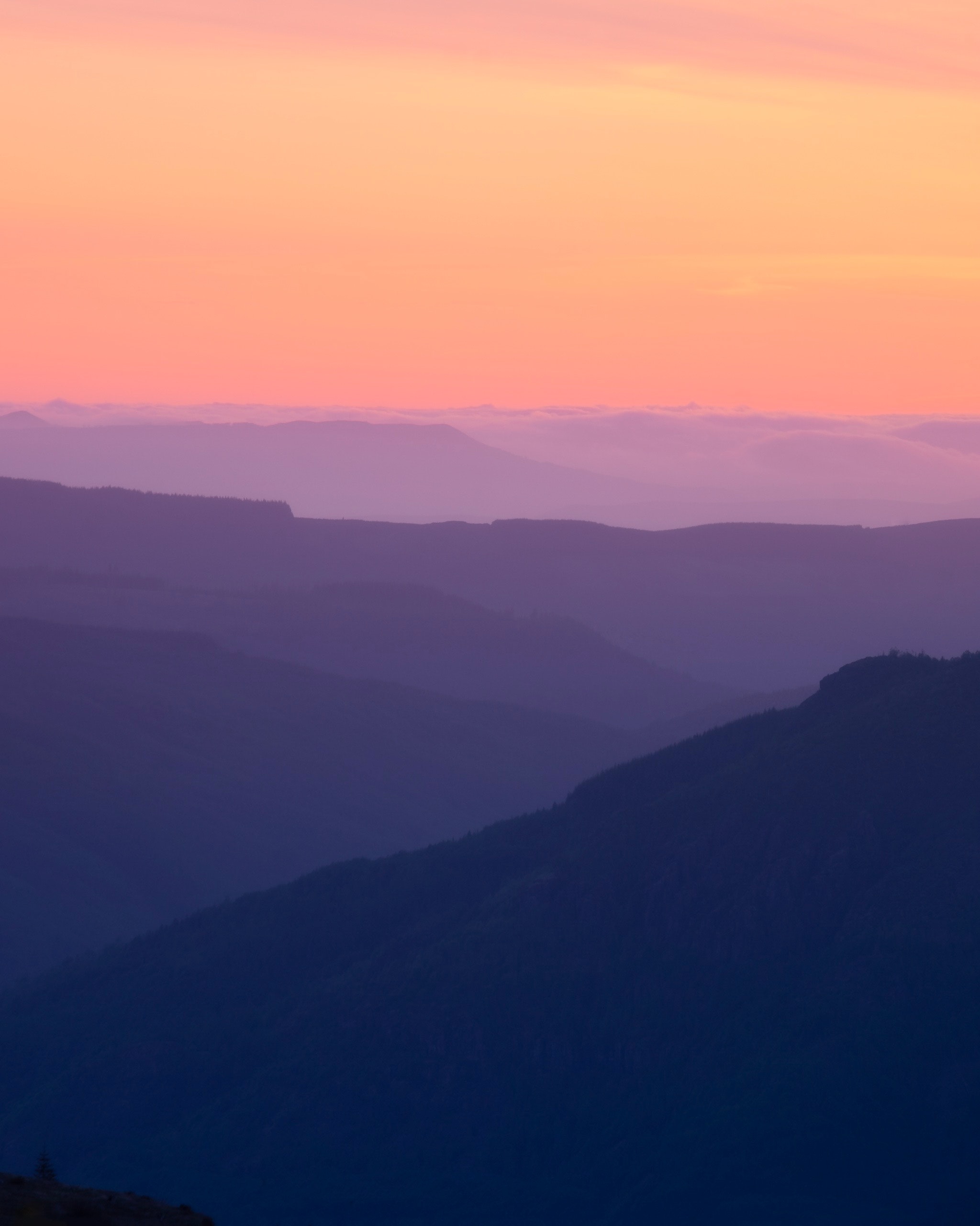 晨光中的高山，山顶远眺天际，免费商用图片下载