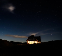 夜晚中亮灯的小屋，高清图片可商用免费下载